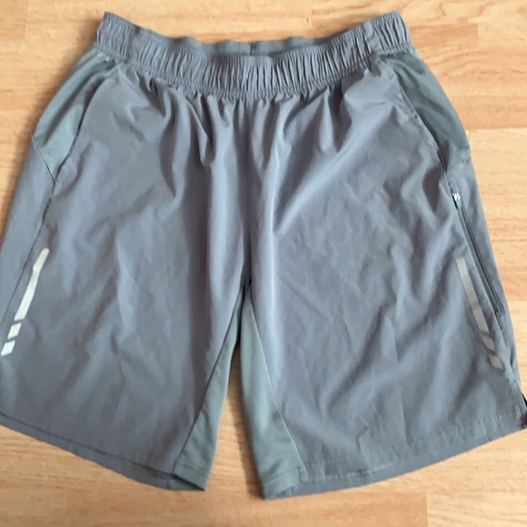 Shorts - Picture 3 of 3